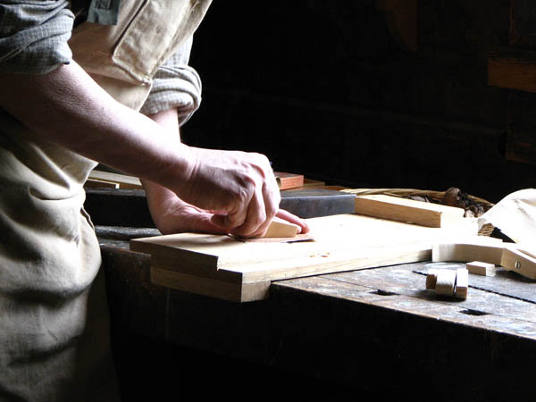 Ofrecemos un servicio de <strong>carpintería  de madera y ebanistería en Torremenga</strong> adaptado a las necesidades del <strong>cliente</strong>.